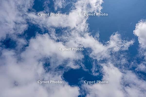 White clouds against a deep blue sky, a sunny atmosphere, weather photo, a mix of sun and clouds above 27798 Hude, Oldenburg district, Germany [IBR125185822]