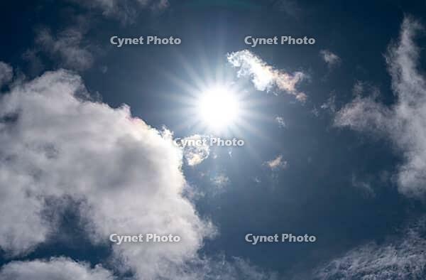 Sunny daylight shot with bright blue sky and white clouds, weather photo, a mix of sun and clouds above 27798 Hude, Oldenburg district, Germany [IBR125185835]