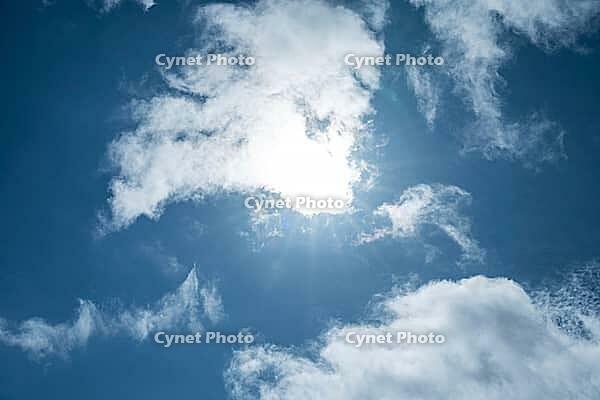 Bright sunlight shining through soft clouds in a blue sky, weather photo, a mix of sun and clouds above 27798 Hude, Oldenburg district, Germany [IBR125185855]