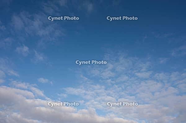 Light cloud veil in the blue sky, peaceful atmosphere, weather photo, a mix of sun and clouds over 27798 Hude, Oldenburg district, Germany [IBR125185865]