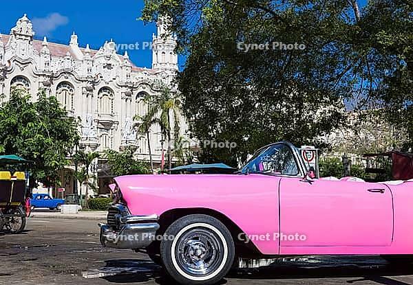 Amerikanischer pink Cabriolet Oldtimer parkt in der Altstadt von Havanna Kuba American pink Cabriolet classic car parked in the old town from Havana Cuba [IBR125188155]