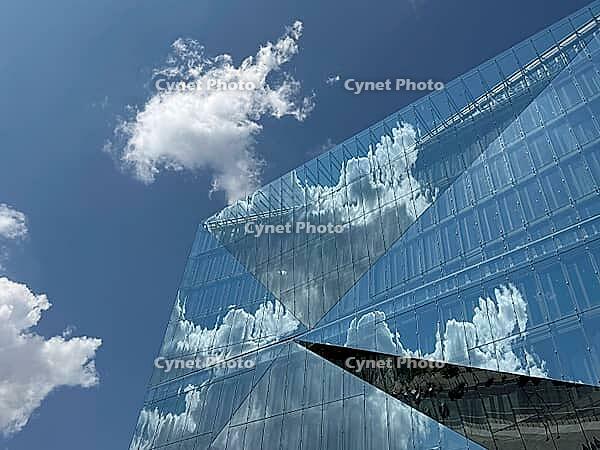 The 'cube Berlin' is a spectacular, cube-shaped office building on Washingtonplatz, right next to Berlin Central Station. It was completed in February 2020 and is considered one of the most innovative and smart buildings in Europe. The glass façade reflec [IBR113322299]