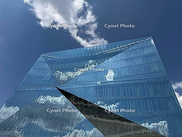 The 'cube Berlin' is a spectacular, cube-shaped office building on Washingtonplatz, right next to Berlin Central Station. It was completed in February 2020 and is considered one of the most innovative and smart buildings in Europe. The glass façade reflec [IBR113322301]