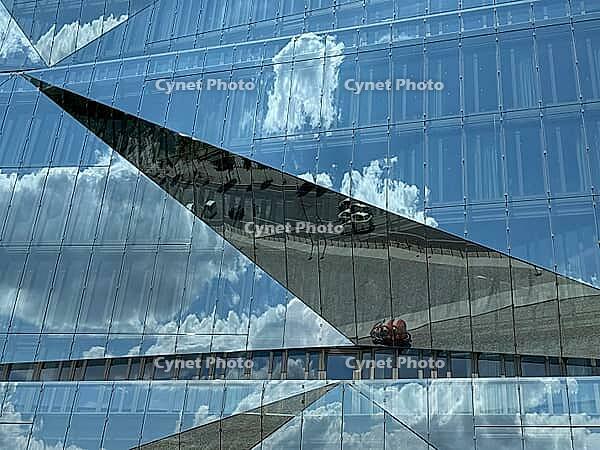 The 'cube Berlin' is a spectacular, cube-shaped office building on Washingtonplatz, right next to Berlin Central Station. It was completed in February 2020 and is considered one of the most innovative and smart buildings in Europe. The glass façade reflec [IBR113322302]