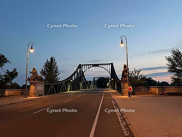 The Glienicke Bridge, also known as Agent's Bridge in GDR times and is world-famous, as captured secret agents were regularly exchanged here between West and East. Back then, the border between West Berlin and the GDR ran right in the middle of the bridge [IBR113322306]