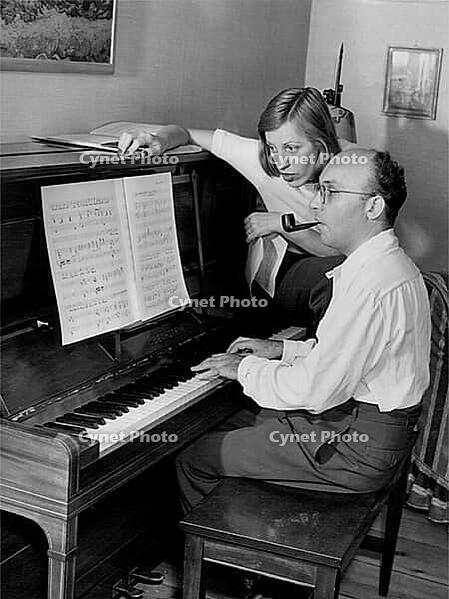 Kurt Weill at the piano with his woman Lotte Lenya at home on 17 August 1942. Kurt Weill (2 March 1900 in Dessau – 3 April 1950 in New York) is one of the most important composers of the 20th century. He became world-famous, particularly through his colla [IBR113322376]