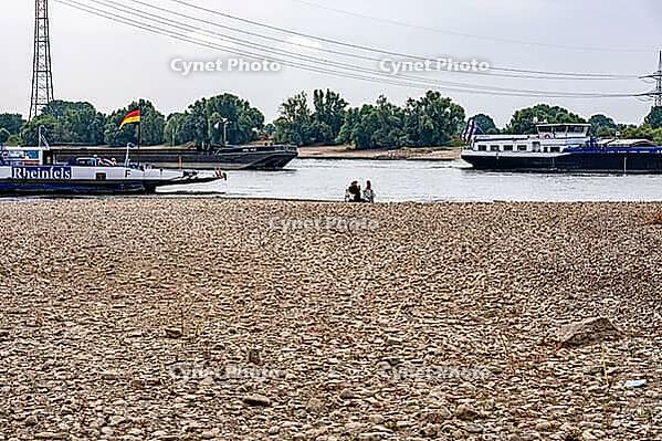 Extreme low tide level on the Rhine, after the driest and warmest July, since the weather was recorded, level record low, the banks are falling dry, shipping can only travel with reduced load and speed, Duisburg-Walsum, ferry terminal of the car and passe [IBR113322446]
