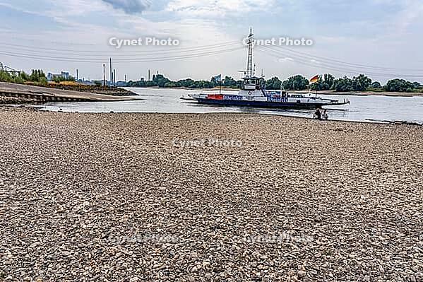 Extreme low tide level on the Rhine, after the driest and warmest July, since the weather was recorded, level record low, the banks are falling dry, shipping can only travel with reduced load and speed, Duisburg-Walsum, ferry terminal of the car and passe [IBR113322456]