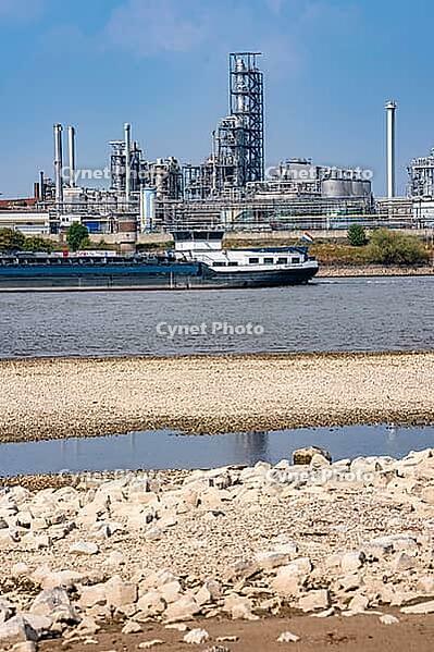 Rhine near Emmerich, extreme low water, Rhine level at 5 cm, downward trend, cargo ships sometimes have to travel with only 30 percent of the usual load, backdrop of the KLK Emmerich chemical plant, for oleochemical products, North Rhine-Westphalia, Germa [IBR113322457]