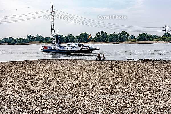 Extreme low tide level on the Rhine, after the driest and warmest July, since the weather was recorded, level record low, the banks are falling dry, shipping can only travel with reduced load and speed, Duisburg-Walsum, ferry terminal of the car and passe [IBR113322466]