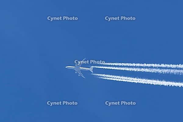 Boeing 747 jumbo jet passenger aircraft of Lufthansa airlines flying in a blue sky with contrails or vapour trails behind in the atmosphere, England, United Kingdom [IBR125204157]