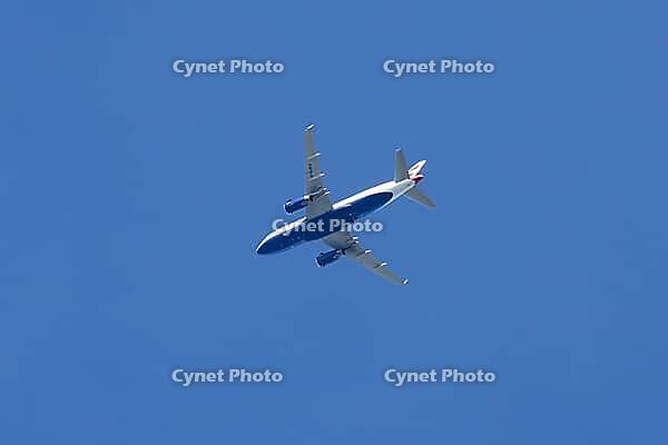 Airbus A319-100 jet passenger aircraft of British airways airlines flying in a blue sky, England, United Kingdom [IBR125204159]