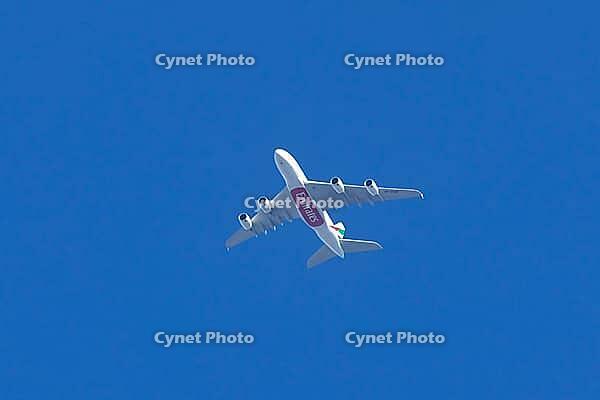 Airbus A380 jet passenger aircraft of Emirates airlines flying in a blue sky, England, United Kingdom [IBR125204163]
