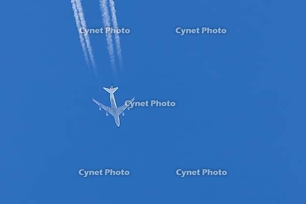 Boeing 747 jumbo jet passenger aircraft of Lufthansa airlines flying in a blue sky with contrails or vapour trails behind in the atmosphere, England, United Kingdom [IBR125204168]