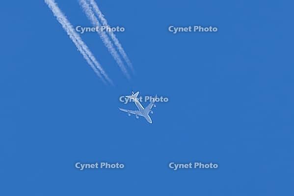 Boeing 747 jumbo jet passenger aircraft of Lufthansa airlines flying in a blue sky with contrails or vapour trails behind in the atmosphere, England, United Kingdom [IBR125204172]
