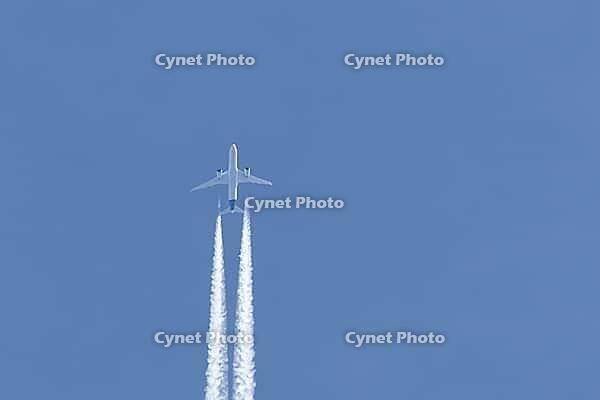 Jet passenger aircraft of Lufthansa airlines flying in a blue sky with contrails or vapour trails behind in the atmosphere, England, United Kingdom [IBR125204176]