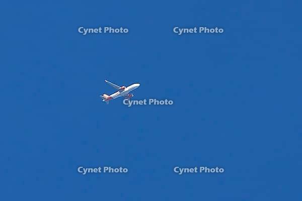 Airbus jet passenger aircraft of Easyjet airlines flying in a blue sky, England, United Kingdom [IBR125204181]