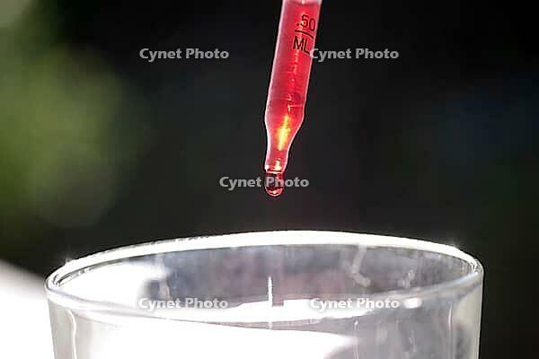 Pipette, drop, close-up, red, 0, 50 ml, With a graduated pipette, red liquid is dosed into a glass [IBR125237482]