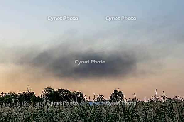 After a flat roof fire on a large construction site, a massive cloud of dark smoke rises above Stuttgart's Rot district and is visible from afar. The heavy smoke development led to numerous emergency calls from the urban area. Police used a helicopter to  [IBR125237554]