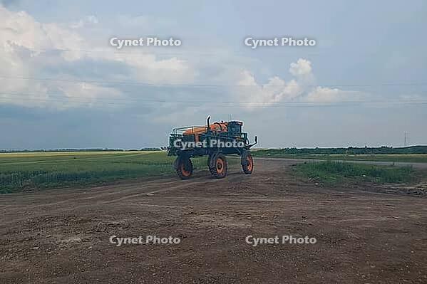 Special tractor with high wheels for, applying fertilizers and chemicals for tall crops [IBR125242428]