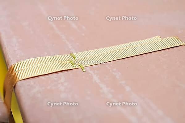 Fastening decorative ribbons to decorative clay panels with a stapler [IBR125242436]