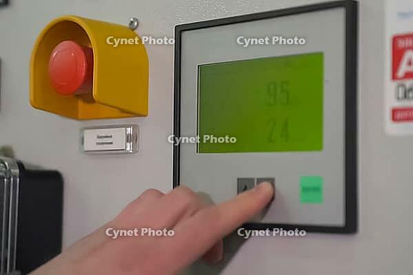 Finger on the parameter value adjustment button on the control panel [IBR125242448]