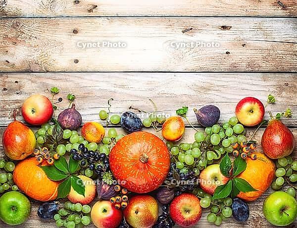 Thanksgiving background with autumn pumpkins, fruits and fall leaves on wooden table. Top view, autumn concept with copy space [IBR125261578]
