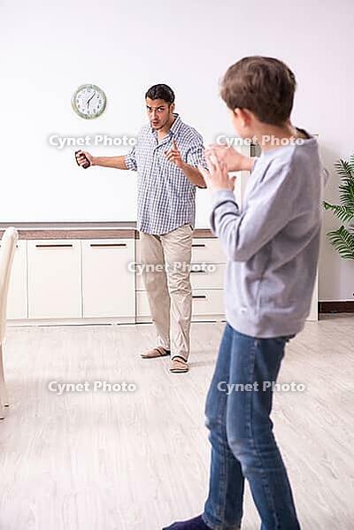 The father beats and punishes his son [IBR125304648]