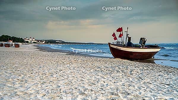 Ein Blick auf den Strand von Binz in Richtung Seebrücke [IBR125324063]
