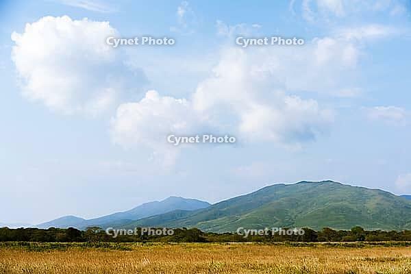 Landscape with beautiful clouds and mountain views, real scene without any light effects [IBR125324114]