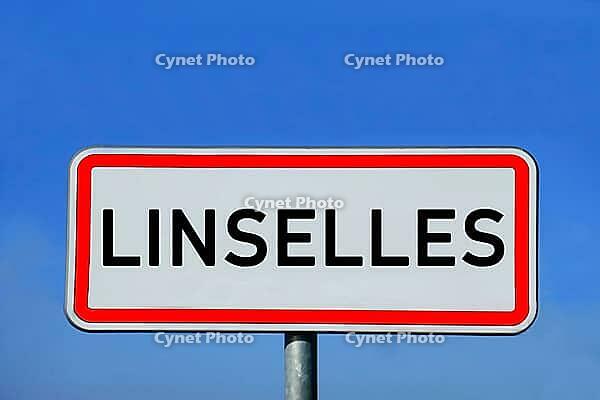 Linselles town sign [IBR125324115]