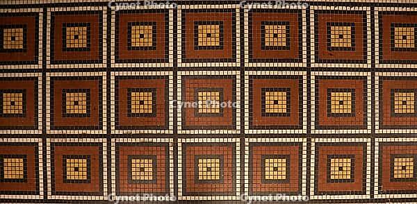 Mosaikboden aus bunten kleinen quadratischen Fliesen mit abstraktem Muster [IBR125324146]