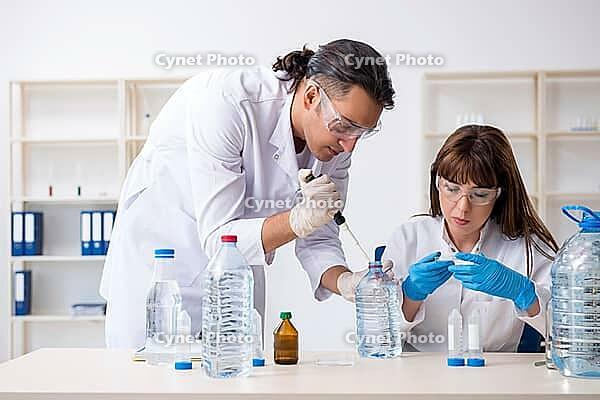 The two chemists who work in the laboratory [IBR125331134]