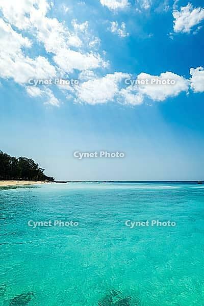 Tropical ocean. clean and beautiful white beach of Gili Islands, Lombok, Indonesia [IBR125331143]