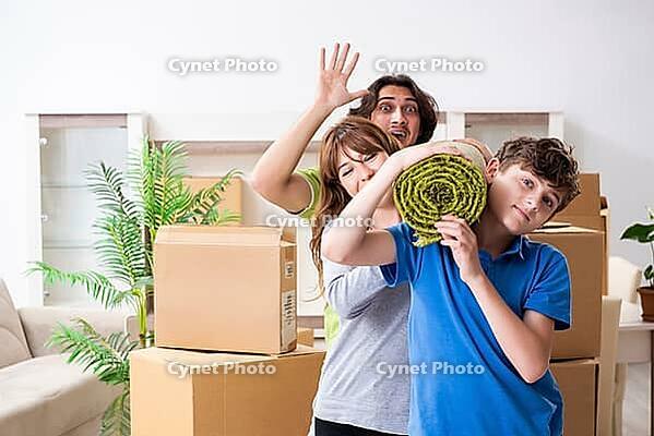 The young family moves into a new apartment [IBR125331201]
