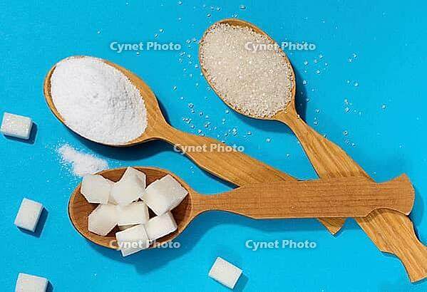 Wooden spoons with different types of white sugar powder, granulated sugar and cubes on blue background, top view [IBR125344236]