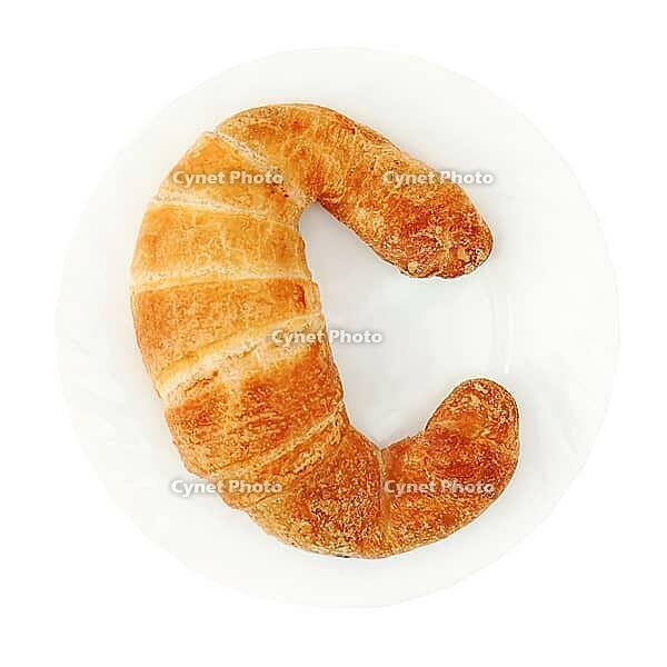 Fresh and tasty croissant on plate isolated on white background [IBR125344274]