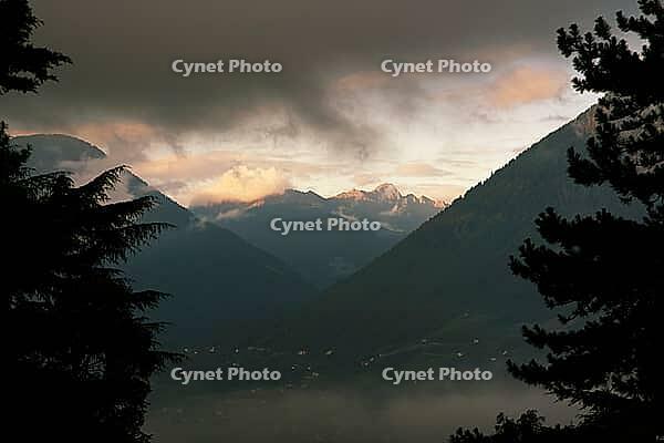 Panoramablick auf die trüben Berge in der Nähe von Meran in Italien [IBR125344285]