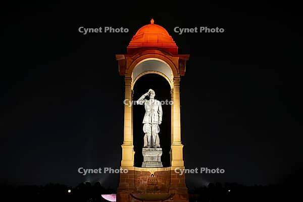 Image of Soldiers monument at India Gate night in New Delhi of Amar Jawan Jyoti [IBR125344310]
