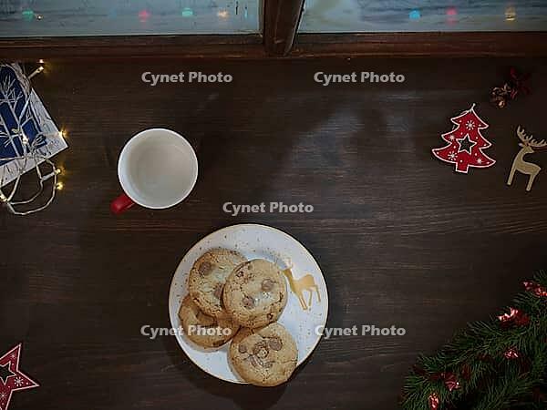 Biscuits with chocolate chips and condensed milk. Sweets for tea [IBR125363539]