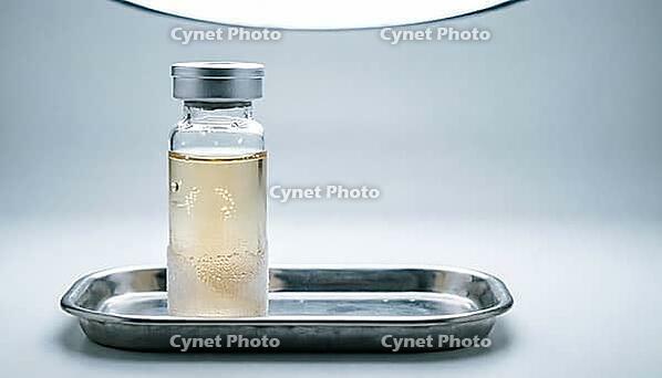 Clear cryogenic vial with pale DNA reference sample, condensation, stainless steel tray, clinical studio lighting, studio shot, AI generated [IBR125395919]