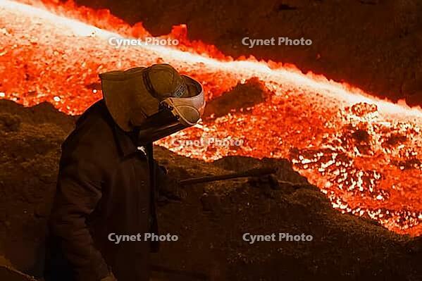 Work of a furnace in the workshop of a steel plant [IBR125405007]