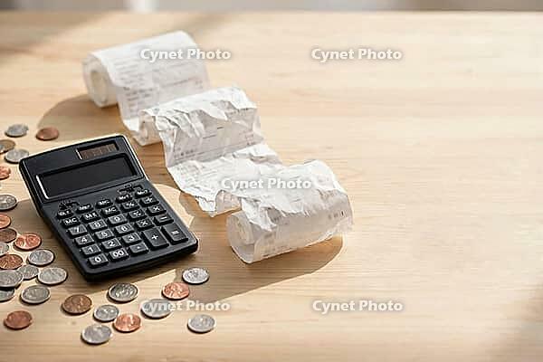 Editorial conceptual artwork illustrating recession and economic decline through symbolic imagery and financial metaphors, AI generated [IBR125405099]