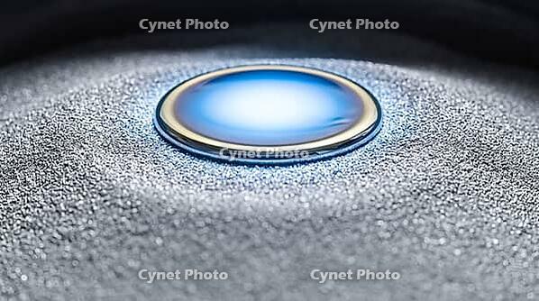 Close-up of an intense blue-white molten stainless steel weld pool on a bed of fine silvery steel powder, peak fusion temperature, industrial macro photography, additive manufacturing, AI generated [IBR125407437]