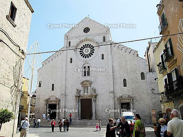 Architecture of the streets of Bari. Tourist routes in the city. Bari, Italy [IBR125411075]
