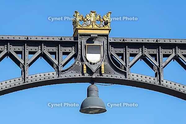 Decorated bridge element with golden crown, city coat of arms and lantern, embedded in the historic steel structure, Neutor Bridge, Ulm, Swabian Jura, Baden-Württemberg, Germany [IBR125414221]