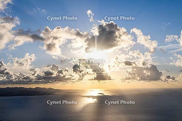 Sunset over the sea, sunbeams between individual clouds, Lanzarote, Canary Islands, Canary Islands, Spain [IBR125414226]