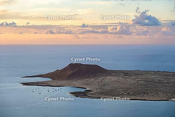 View of the sea and the island of La Graciosa with the Montaña Amarilla volcano, at sunset, Lanzarote, Canary Islands, Spain [IBR125414227]
