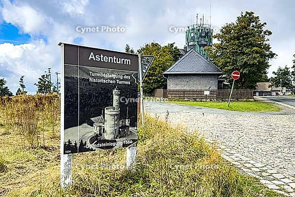 On the left: display board, information board, information about the Astenturm with a historical photograph and a reference to the laying of the foundation stone in 1884, behind it, a pavilion housing the Kahler Asten LWL Visitor Centre with a permanent e [IBR125414253]