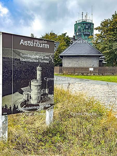 On the left: display board, information board, information about the Astenturm with a historical photograph and a reference to the laying of the foundation stone in 1884, behind it, a pavilion housing the Kahler Asten LWL Visitor Centre with a permanent e [IBR125414255]